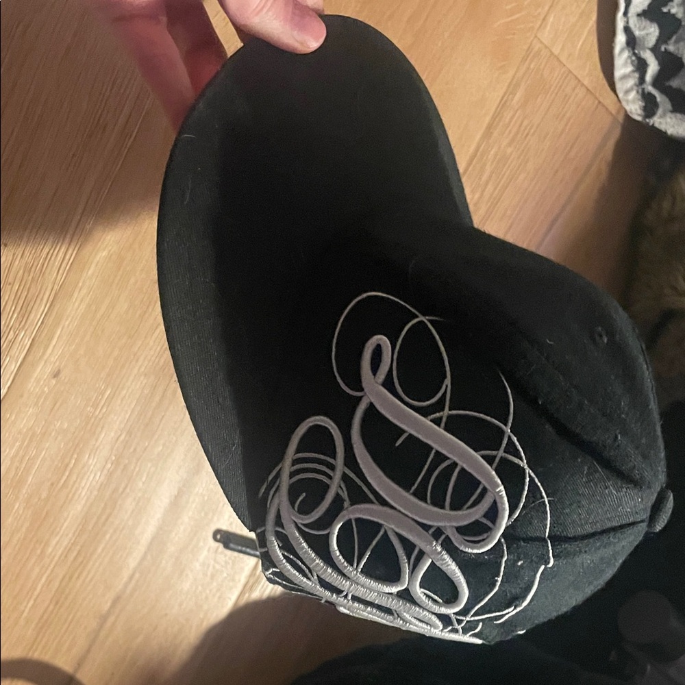 Y2K DC Shoes Cap with White Embroidered detailing - Picture 2 of 3